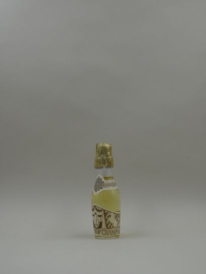 null CARON "Royal bain de champagne

Glass bottle, body representing a champagne...