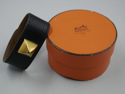 null HERMES - Bracelet cuir manchette "Médor" orné de motif en métal doré - Dans...