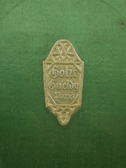 null GUELDY " Gothic

Empty box in green fabric, cathedral shape, embossed label...