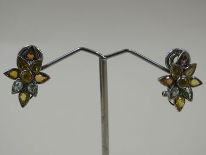 null Paire de boucles d'oreilles fleur en or noirci 18k serties de saphirs de couleur...