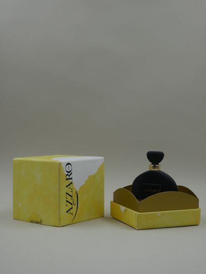 null AZZARO "9

Fan-shaped bottle, in black glass, titled in gold letters " Azzaro...