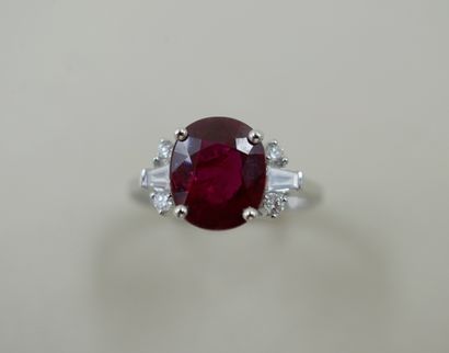 null Ring in 18k white gold set with a beautiful oval ruby without heat treatment...