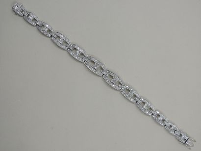 null 18k white gold bracelet composed of oblong links, paved with diamonds and presenting...