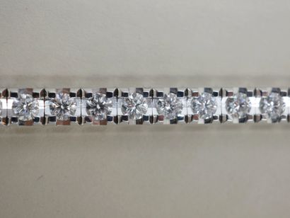 null Bracelet ligne en or blanc 18k orné de 38 diamants taille brillant pour un poids...
