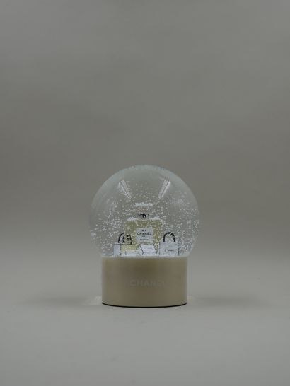null CHANEL - Boule à neige figurant le flacon n°5 - H : 12 cm