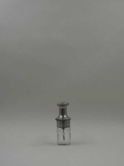 null MOLINARD « Le provençal » non titré

Flacon en verre de forme cylindrique, décoré...