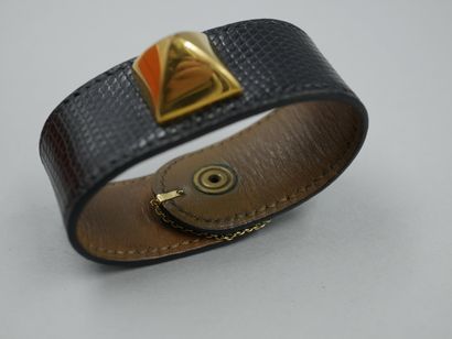 null HERMES - Leather cuff bracelet "Médor" decorated with gold metal motif - In...