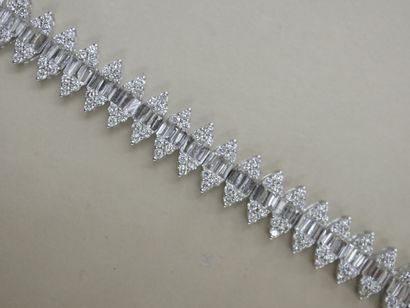 null Articulated bracelet in 18k white gold set with brilliant-cut diamonds and baguettes...