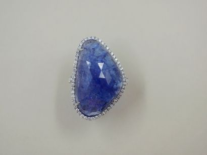 null Bague en or blanc 18k ornée d'une importante tanzanite facettée de 50cts environ...