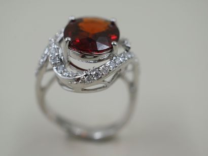 null Bague en or blanc 18k ornée d'un grenat spessartite de 5cts environ dans un...