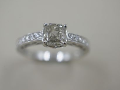 null 18k white gold ring with an emerald cut diamond of 1,20cts and a line of diamonds...