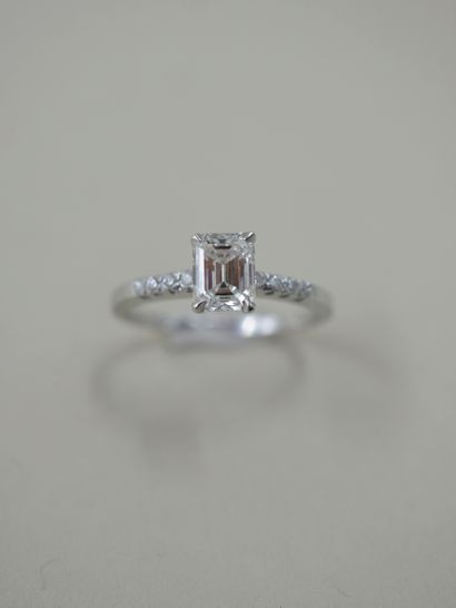 null Solitaire ring in 18k white gold set with an emerald cut diamond of 1,01cts...