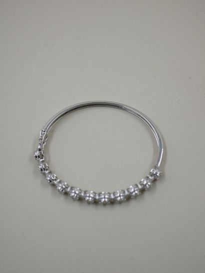 null 18k white gold open-worked bracelet with a line of 11 flowers set with round...