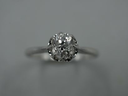 null Solitaire ring in platinum with an oval white diamond of 0,70cts - PB : 2,70gr...