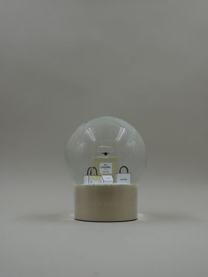 null CHANEL - Snow globe featuring the n°5 bottle - H : 12 cm