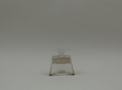 null SCHIAPARELLI " Hi "

Trapezoidal glass bottle. Emerised, rectangular stopper....