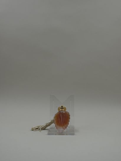 null ESTEE LAUDER " Private collection

Glass bottle with sculptural cut. Golden...