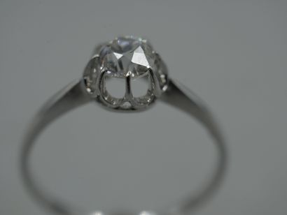 null Bague solitaire en platine ornée d'un diamant ovale bien blanc de 0,70cts environ...