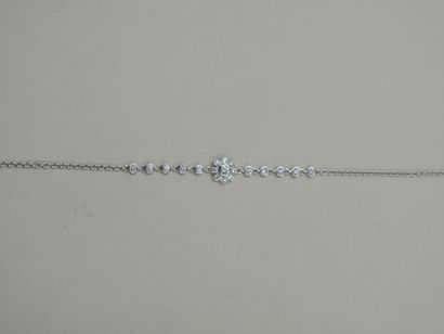 null Bracelet chaîne en or blanc 18k à motif d'une fleur pavée de brillants encadrée...