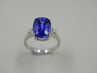 null 18k white gold ring set with a rectangular tanzanite with rounded edges of 5,35cts,...