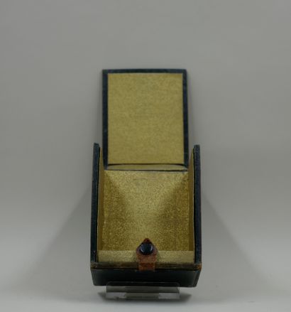 null GUERLAIN "Djedi

Empty box first period 1926, for the bottle which measures...