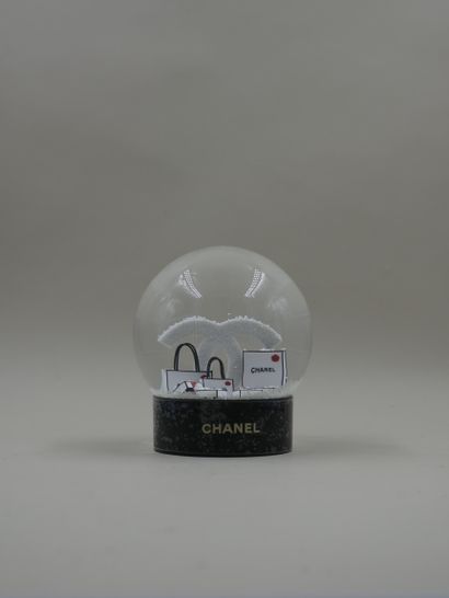 null CHANEL - Snow globe featuring the logo and gifts of the house - H : 11 cm.