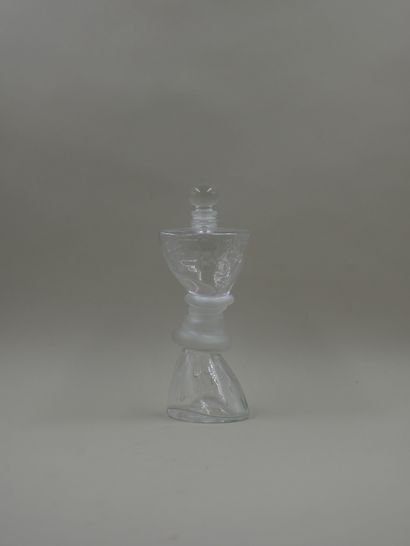 null SERGE MANSAU " The hourglass ".

Bottle of sculptural form, decorated in relief...