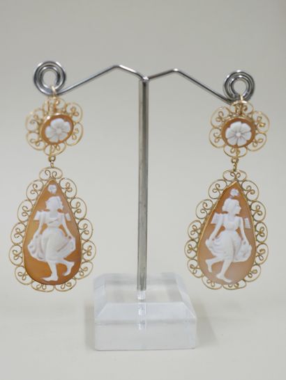 null Pair of earrings in openwork 9k yellow gold and set with two cameos on agate...