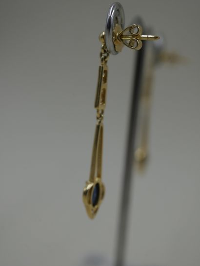null Paire de pendants d'oreilles en or jaune 18k surmonté d'un spinel et de petits...
