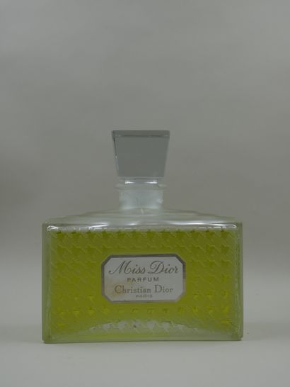 null CHRISTIAN DIOR Miss Dior

Large glass bottle of rectangular form, dummy of decoration,...