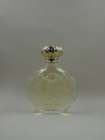 null NINA RICCI " L'air du temps

Glass bottle, on the body decorated with two doves...