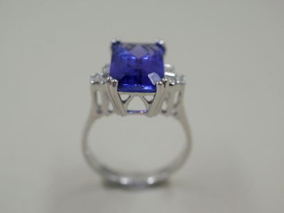 null 18k white gold ring set with a rectangular emerald-cut tanzanite weighing 5,11cts,...