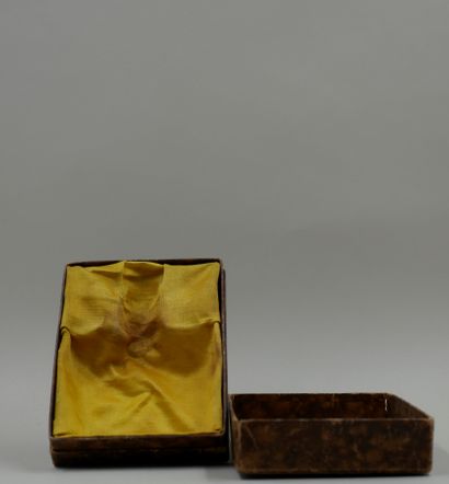 null GUELDY " L'ambre

Empty box for Gueldy L'ambre. Brown box, golden label. Yellow...