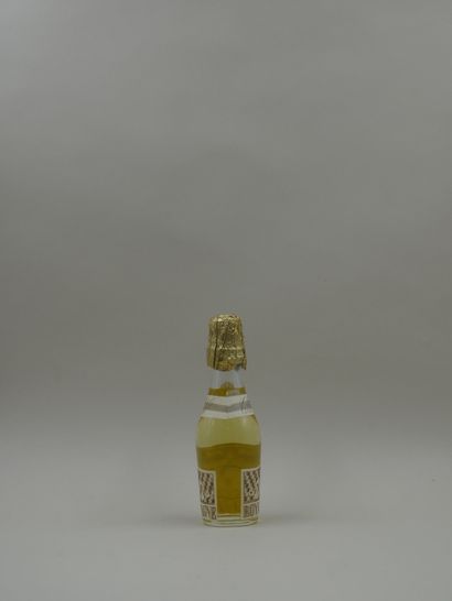null CARON "Royal bain de champagne

Glass bottle, body representing a champagne...