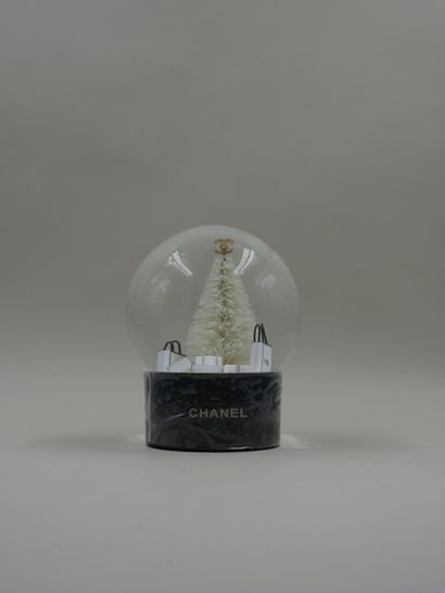 null CHANEL - Snow globe with a tree and gifts - H : 12 cm
