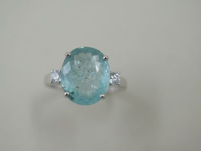 null 18k white gold ring set with a natural Paraiba tourmaline of 3,54cts with diamonds....