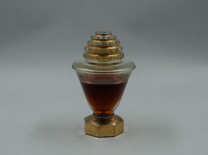 null REGAS

Glass bottle of flared form on pedestal with octagonal cut. Stopper with...