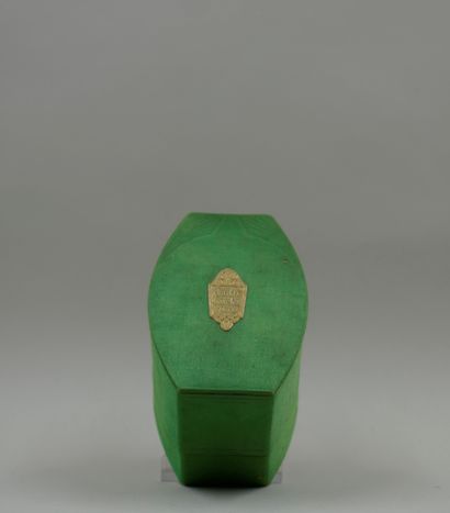 null GUELDY " Gothic

Empty box in green fabric, cathedral shape, embossed label...