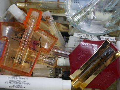 null Lot comprenant environ 70 tubes en verre de parfumeur, couturiers avec et sans...