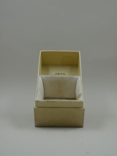 null ARYS

Beige box of square shape, titled on the top "Arys 3 rue de la paix Paris",...