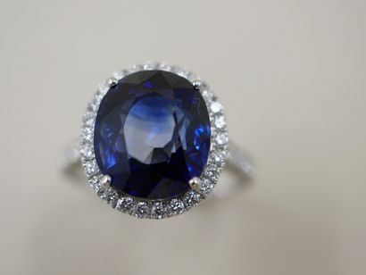 null 18k white gold ring surmounted by a sapphire probably from Ceylon of 7,50cts...