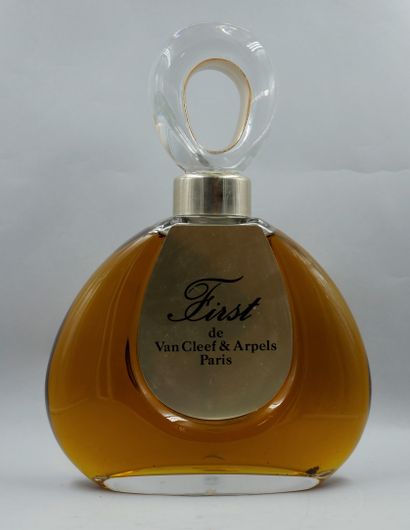 null VAN CLEEF ARPELS "First

Dummy bottle, giant decoration, in glass, titled on...