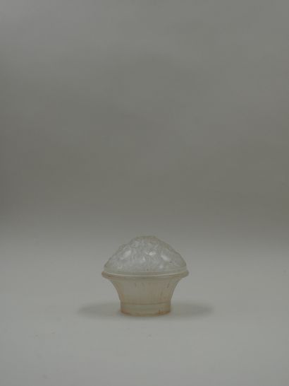 null KLYTIA

Glass powder box, circular shape. The lid is decorated with flowers...
