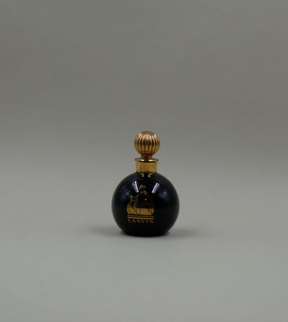 null LANVIN " Arpège " bottle

Black opaque glass bottle, ball shape, decorated with...