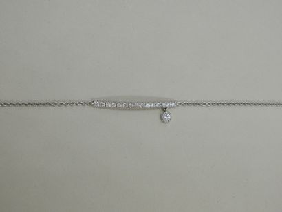 null Chain bracelet in 18k white gold set with a diamond-paved bar and holding a...