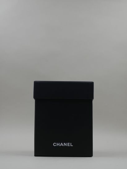 null CHANEL - Snow globe featuring the logo and gifts of the house - H : 11 cm.