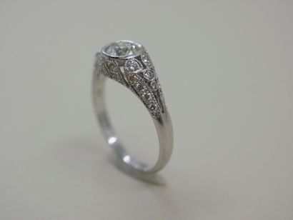 null Art Deco style ring in 18k white gold set with a central diamond of 0.90cts...