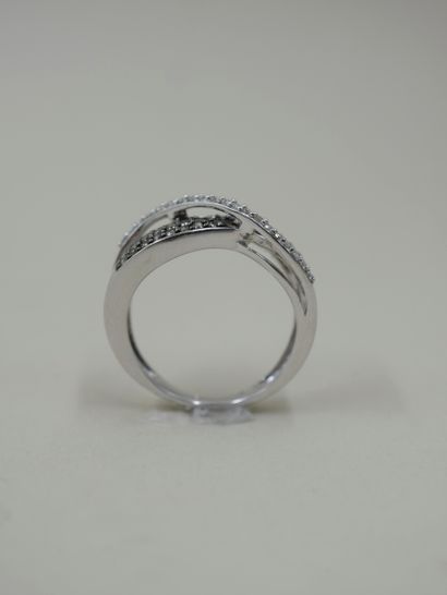 null Bague en gris et noirci 9k entrecroisée de deux lignes pavées de diamants et...