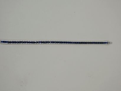 null Bracelet ligne en or gris 18k serti de 49 spinelles bleus. Egrisures - PB :...