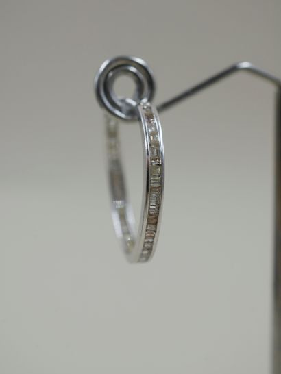 null Pair of 18k white gold hoop earrings set with baguette diamonds - PB : 5,80gr...